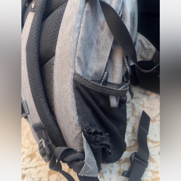 Grey and black The North Face backpack - Picture 8 of 8